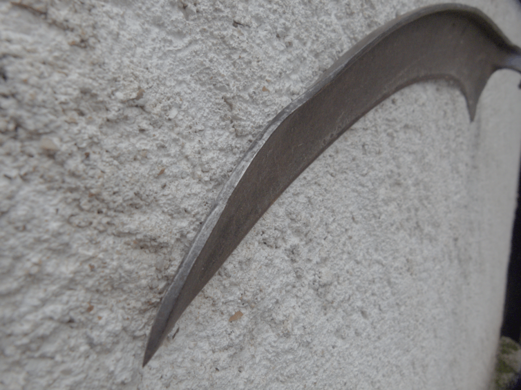 Marre de la tondeuse ? Découvrez la faulx&nbsp;!